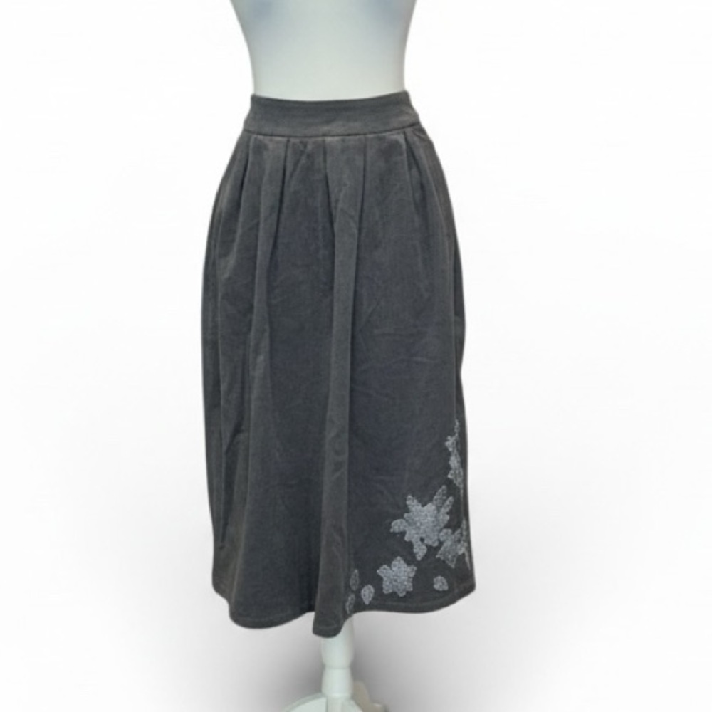 Famecoco Pleated Skirt with Floral Detail